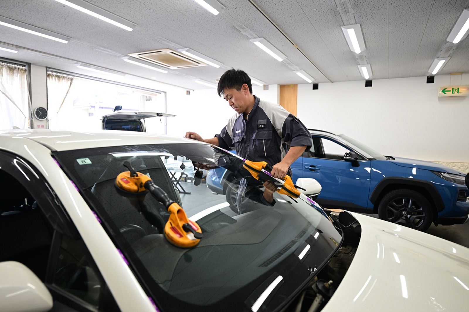 自動車ガラス施工の様子